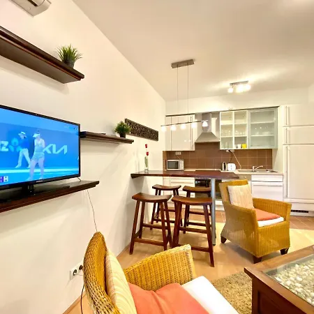 Downtown Vibe-kiraly I Apts W Private Balcony Apartamento *